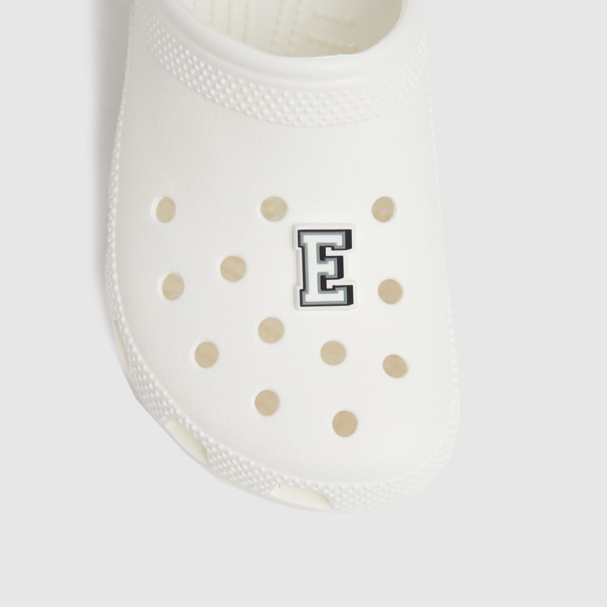 Crocs vit & svart jibbitz bokstaven e