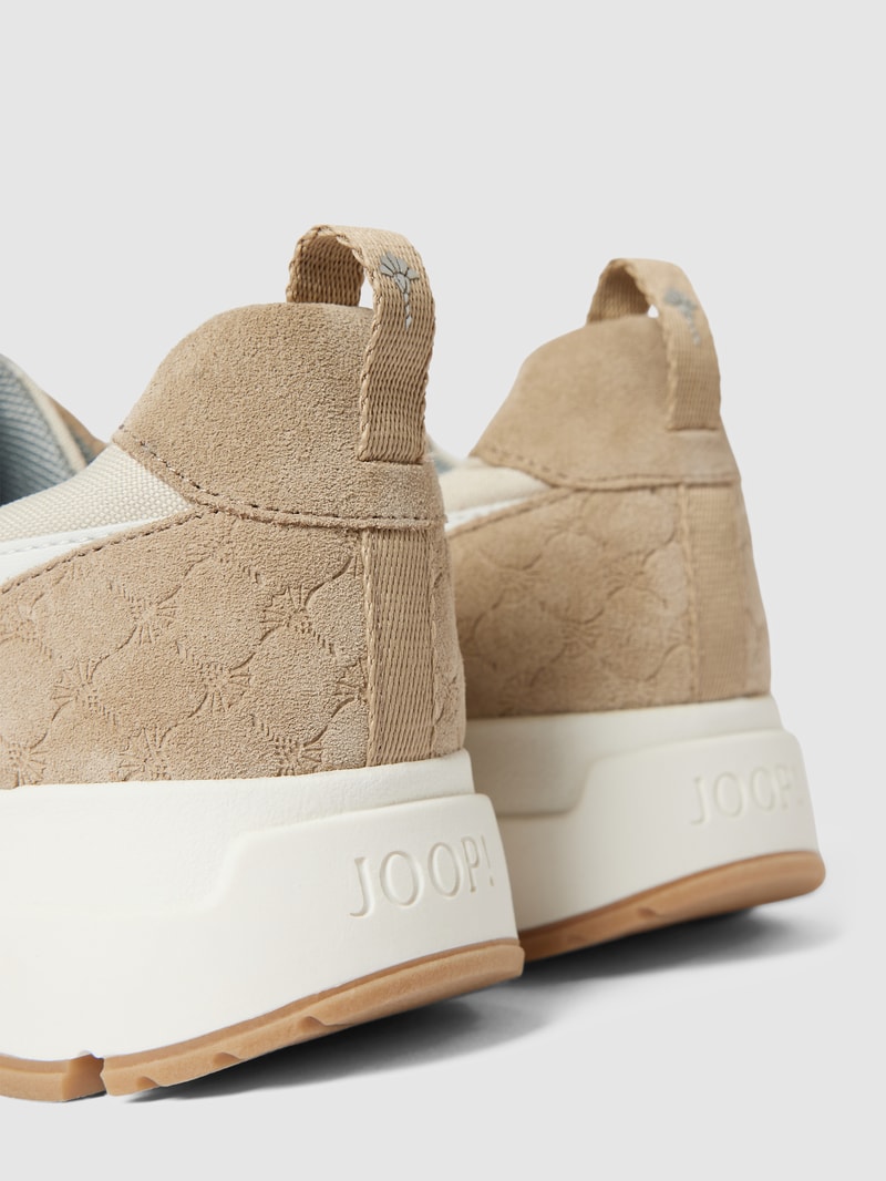 Sneaker mit Label-Applikation in beige