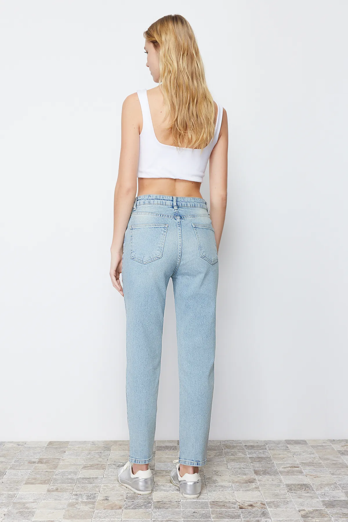 Trendyol Collection  Hellblaue Slim Mom-Jeans mit hoher Taille TWOSS24JE00039