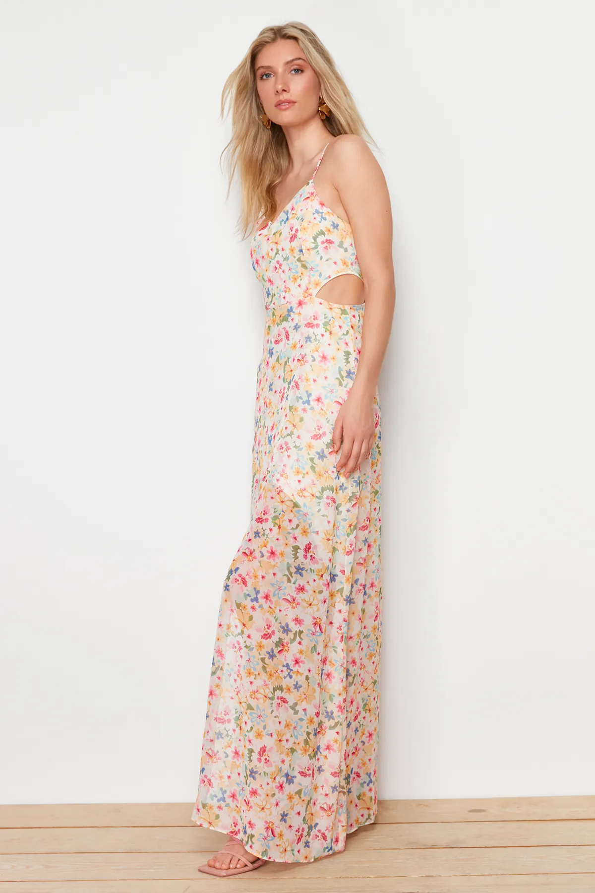 Trendyol Collection  Rosa A-Linien-gefüttertes Maxi-Webkleid mit Fensterausschnitt/Ausschnitt und detailliertem Blumendruck TWOSS20EL1270