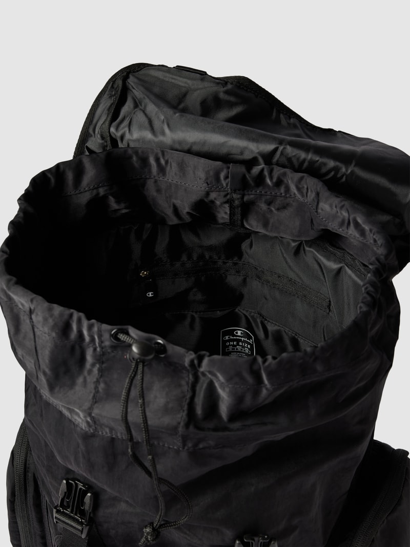Rucksack mit Label-Patch in schwarz