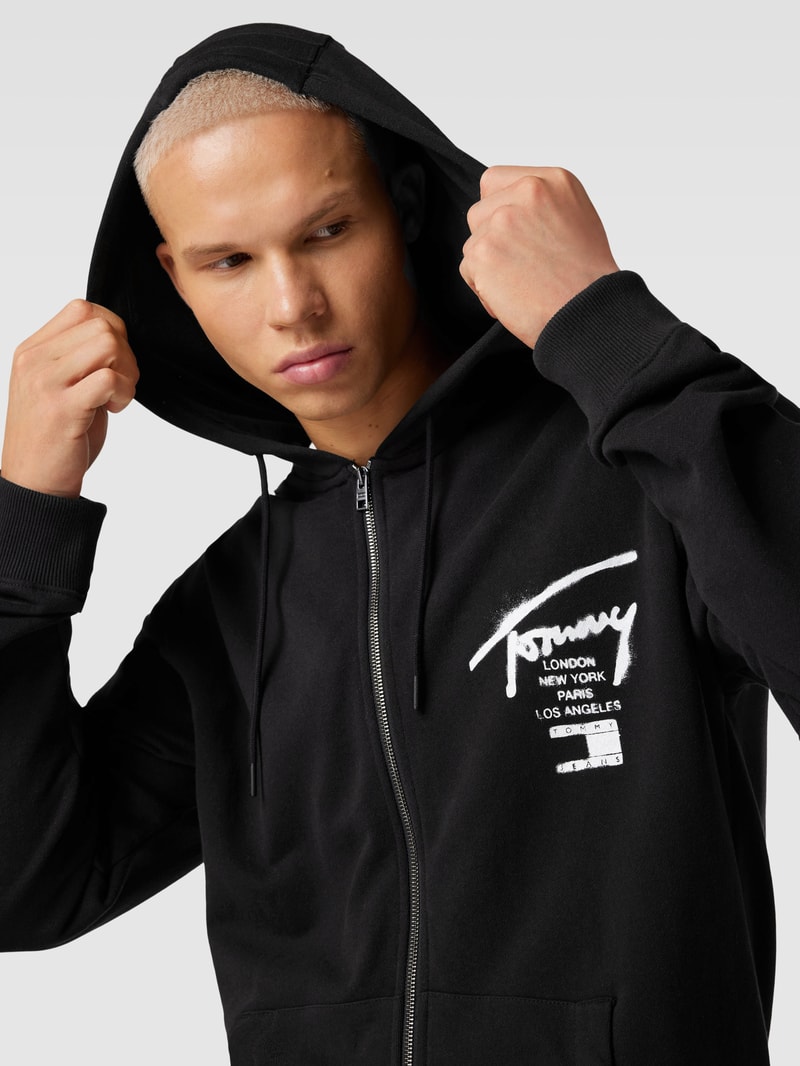 Sweatjacke mit Label-Print und Eingrifftaschen in schwarz