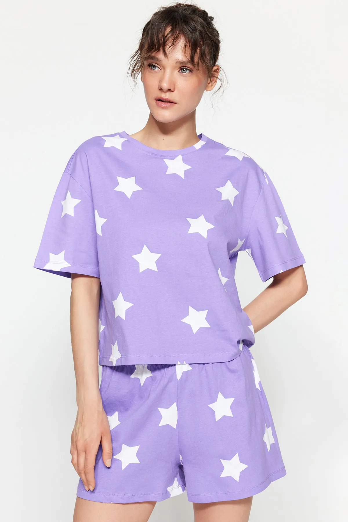 Trendyol Collection  Fliederfarbenes Strickpyjama-Set mit T-Shirt und Shorts aus 100 % Baumwolle mit Sternmuster THMSS22PT0501