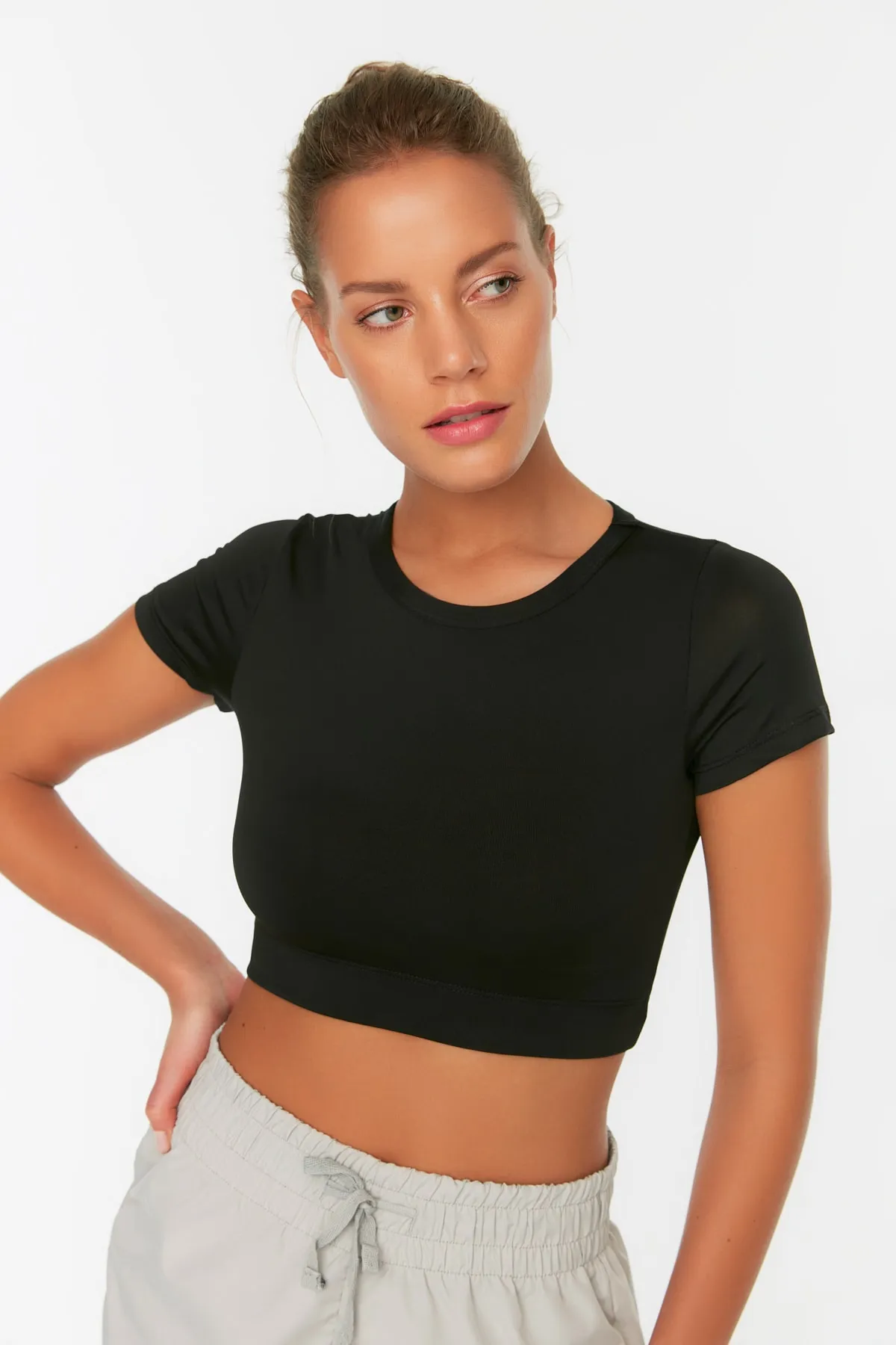 Trendyol Collection  Schwarzes Crop-Strick-Sportoberteil/Bluse mit leichtem Halt und weicher Textur und Rundhalsausschnitt TWOAW21BZ0158