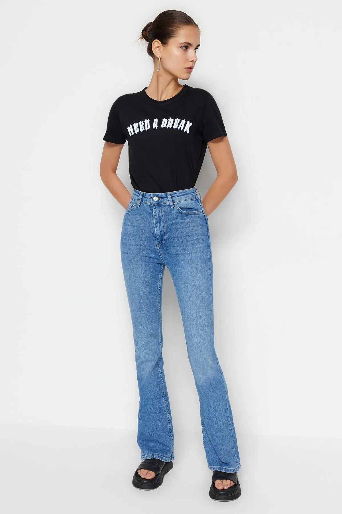 Trendyol Collection  Blaue Schlagjeans mit hoher Taille TWOSS23JE00063