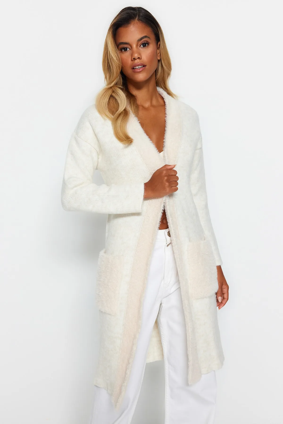 Trendyol Collection  Ecrufarbener, pelziger Midi-Strickcardigan mit weiter Passform TWOAW24HI00107