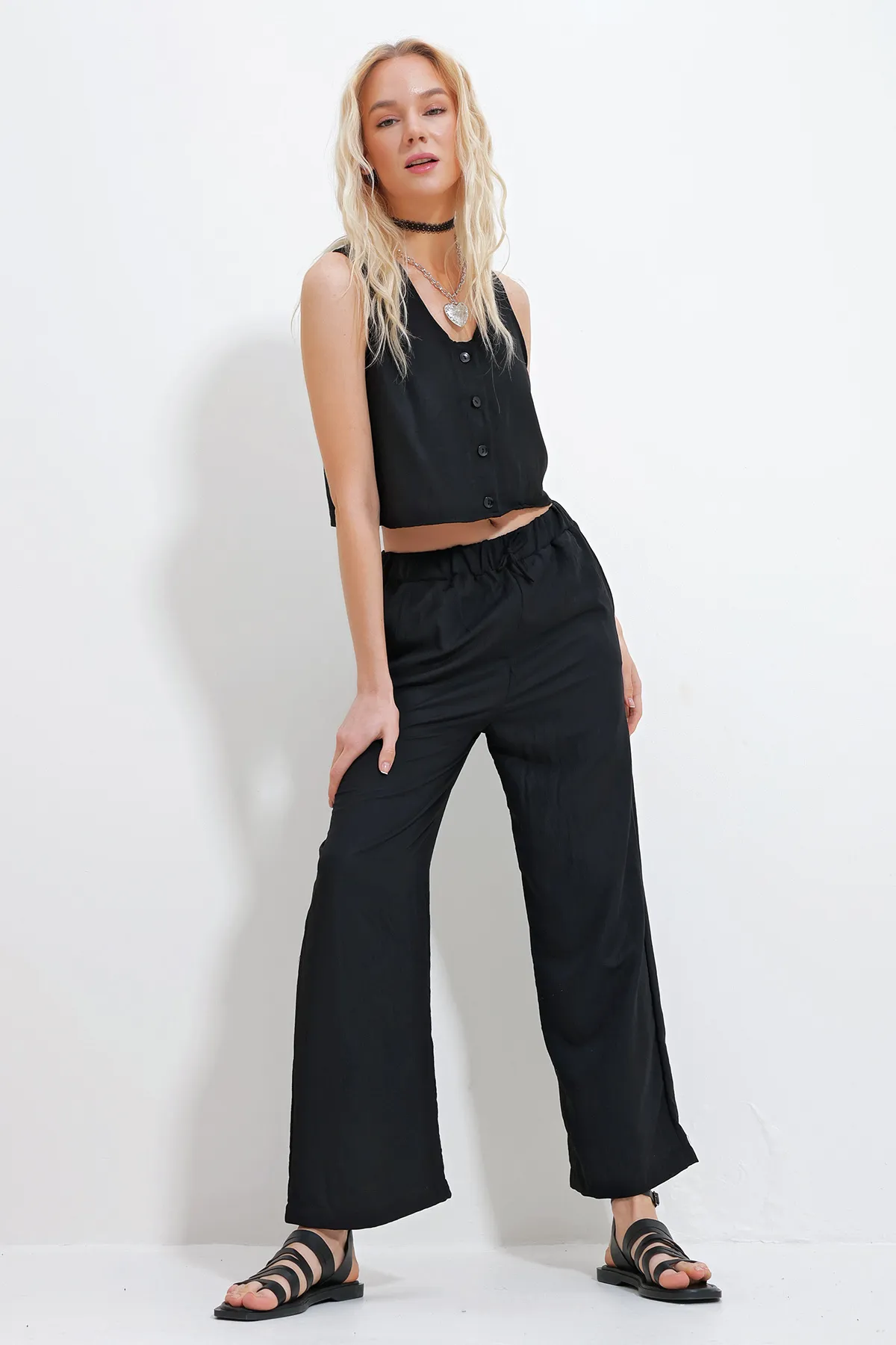 Trend Alaçatı Stili  Schwarze Damen-Bluse mit V-Ausschnitt, Knopfdetail und elastischer Taille, Palazzo-Hose, Unterteil und Oberteil, Set Alc-X11738