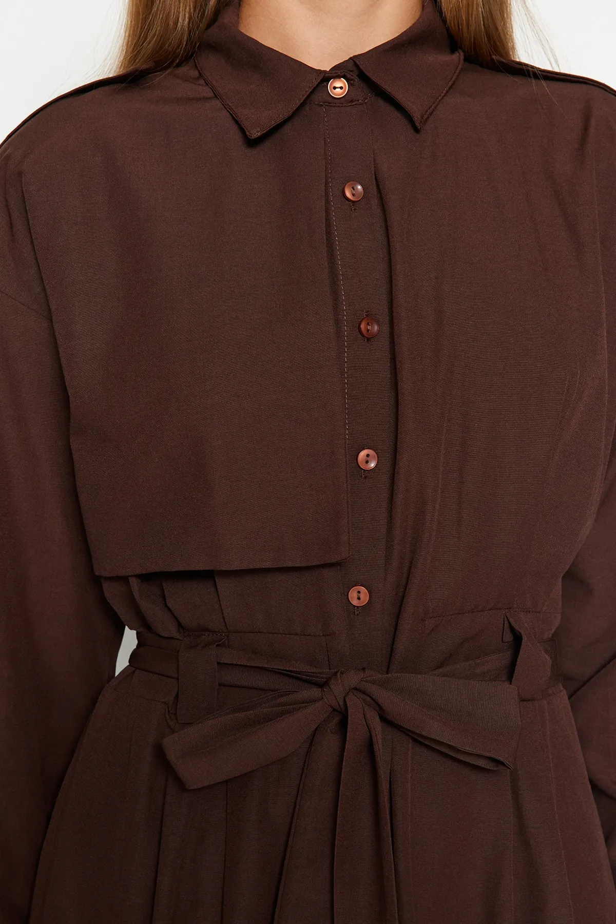 Trendyol Modest  Braunes gewebtes Aller Piece-Kleid mit Gürtel TCTAW24EB00092