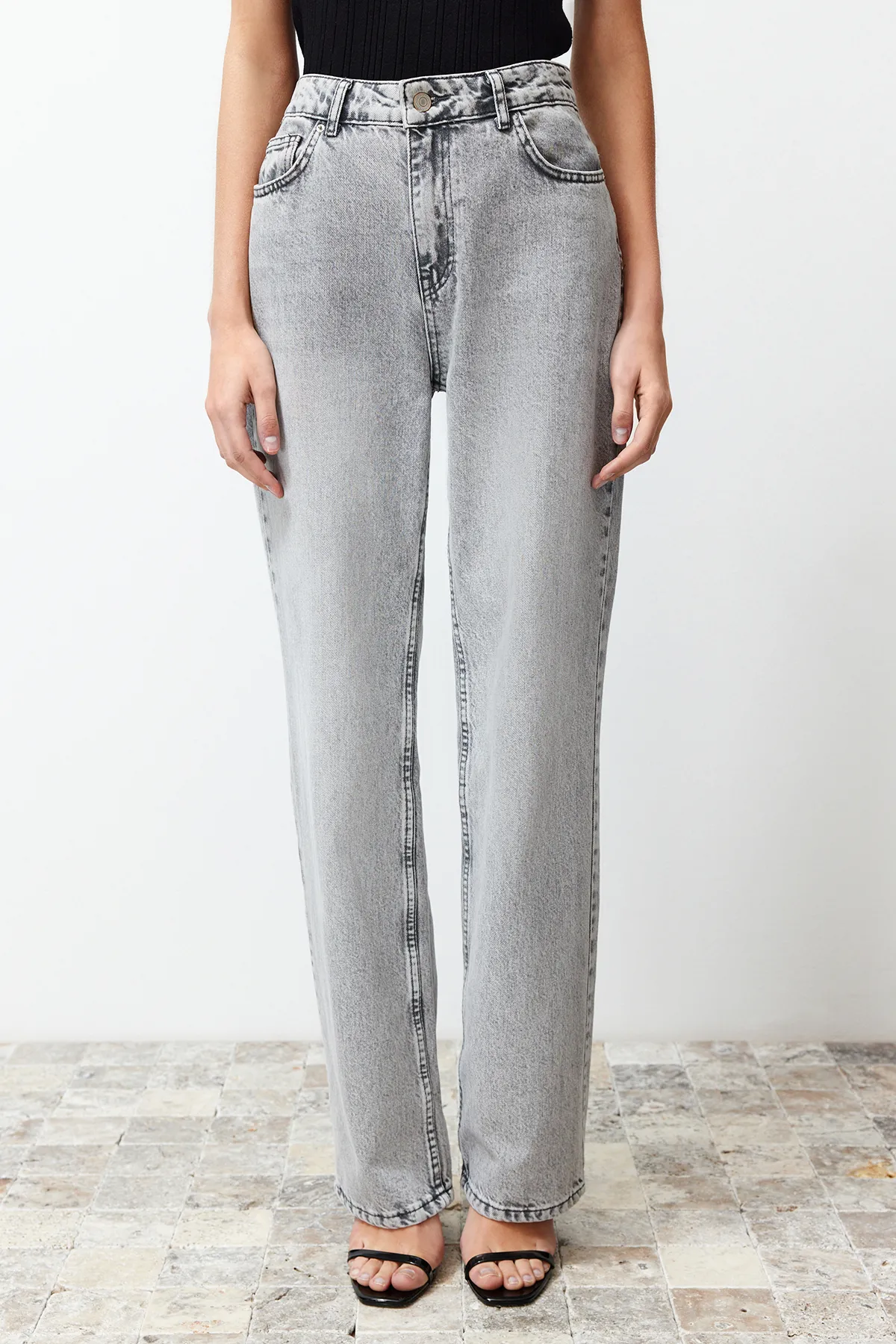 Trendyol Collection  Graue Jeans mit niedriger Taille und weitem Bein TWOSS24JE00033