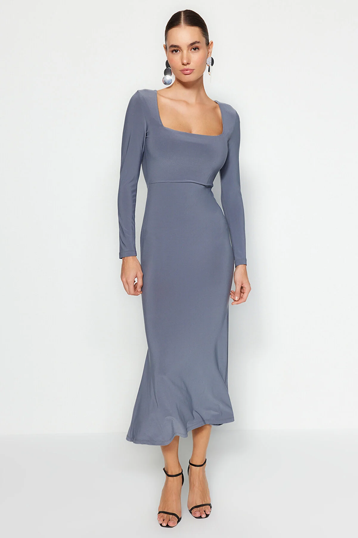 Trendyol Collection  Dunkelgraues, figurbetontes Maxi-Strickkleid mit Volants und quadratischem Ausschnitt TWOAW24EL00613