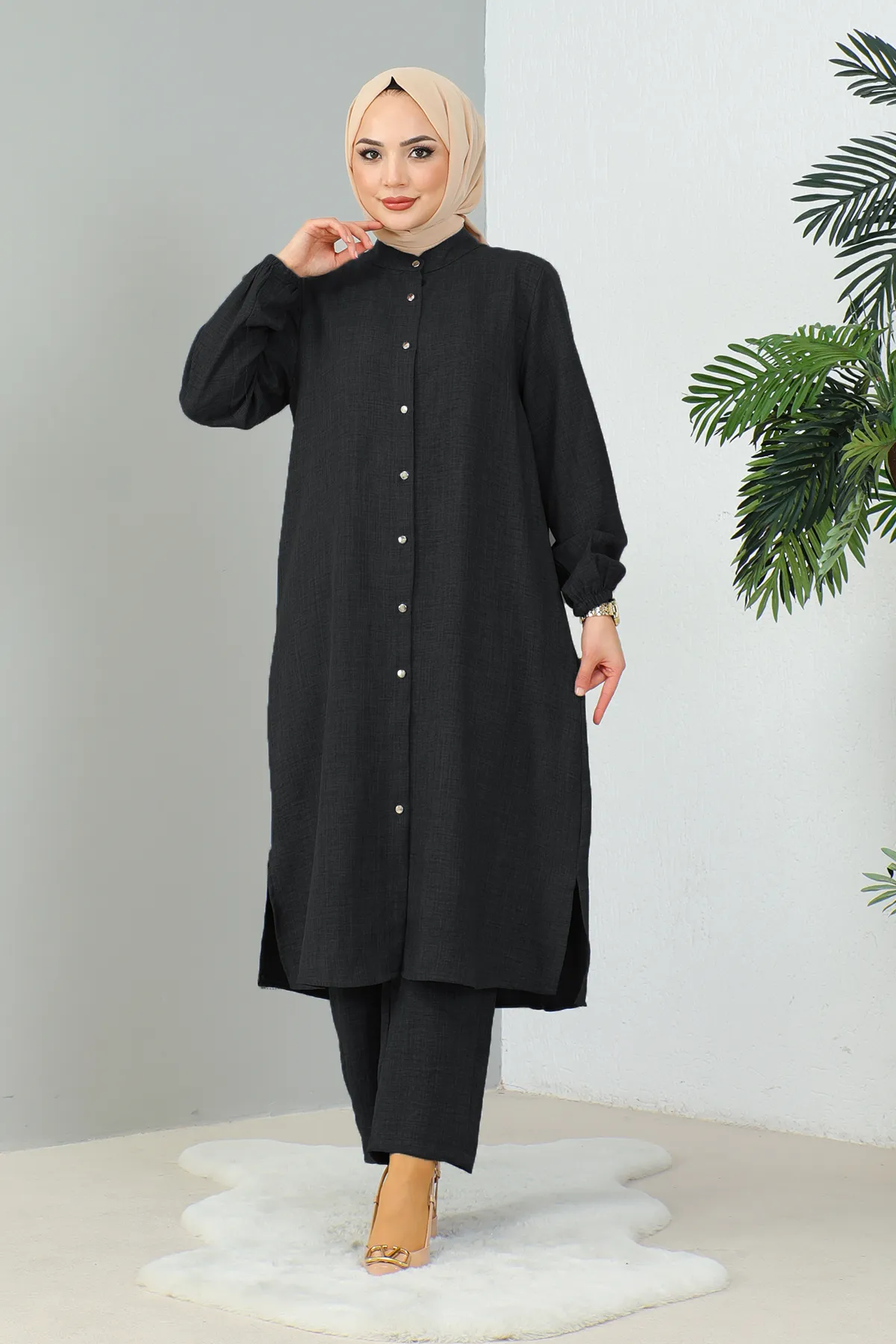 MODAQU  Schwarzes Set mit Tunika und Hose mit Richterkragen