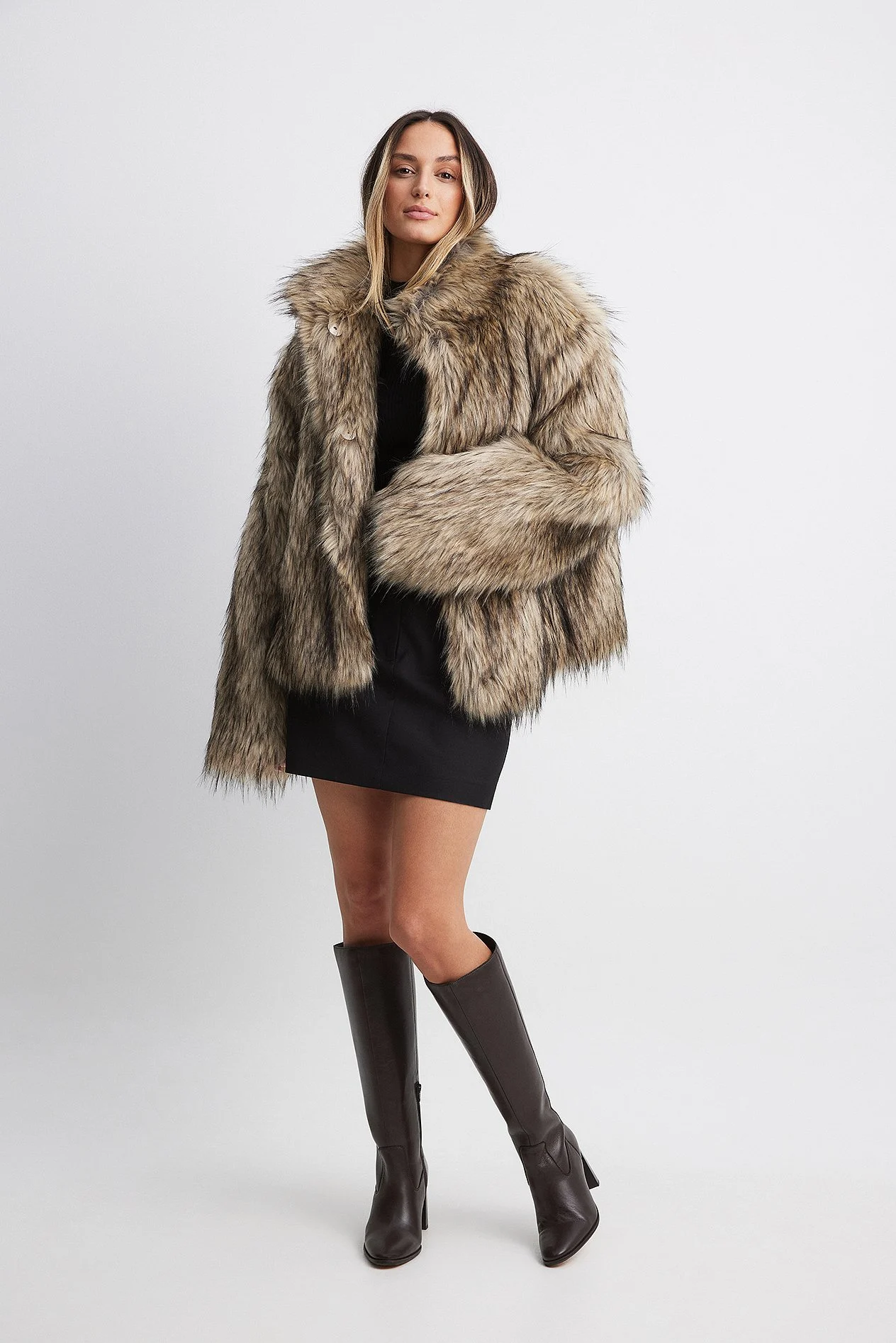 Kniehohe Lederstiefel mit abgerundeter Spitze