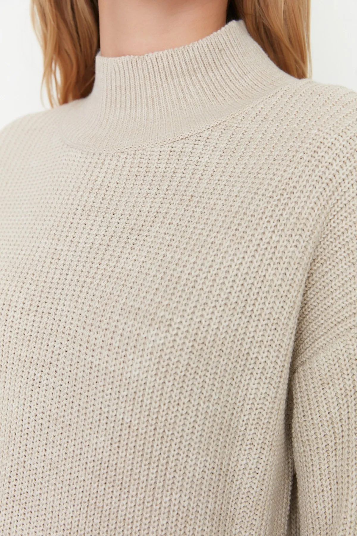 Trendyol Modest  Beigefarbener Rollkragen-Strickpullover TCTAW23KZ00048