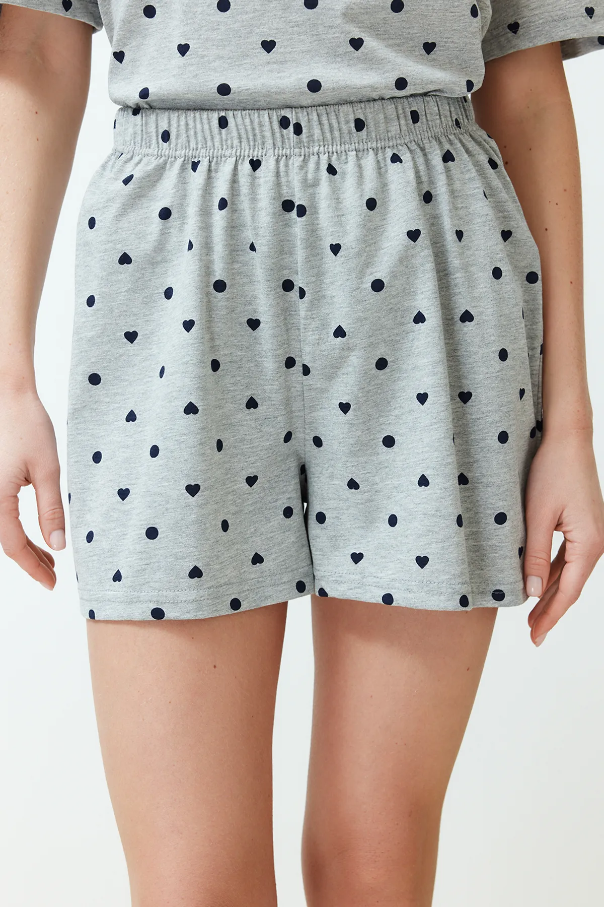 Trendyol Collection  Grau meliert, 100 % Baumwolle, T-Shirt-Shorts-Pyjama-Set mit Herzmuster, THMSS21PT1485