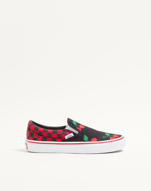 Tênis Slip-On Valentino Garavani e Vans em tecido com estampa Maxi Cherryfic e estampa xadrez VLogo.