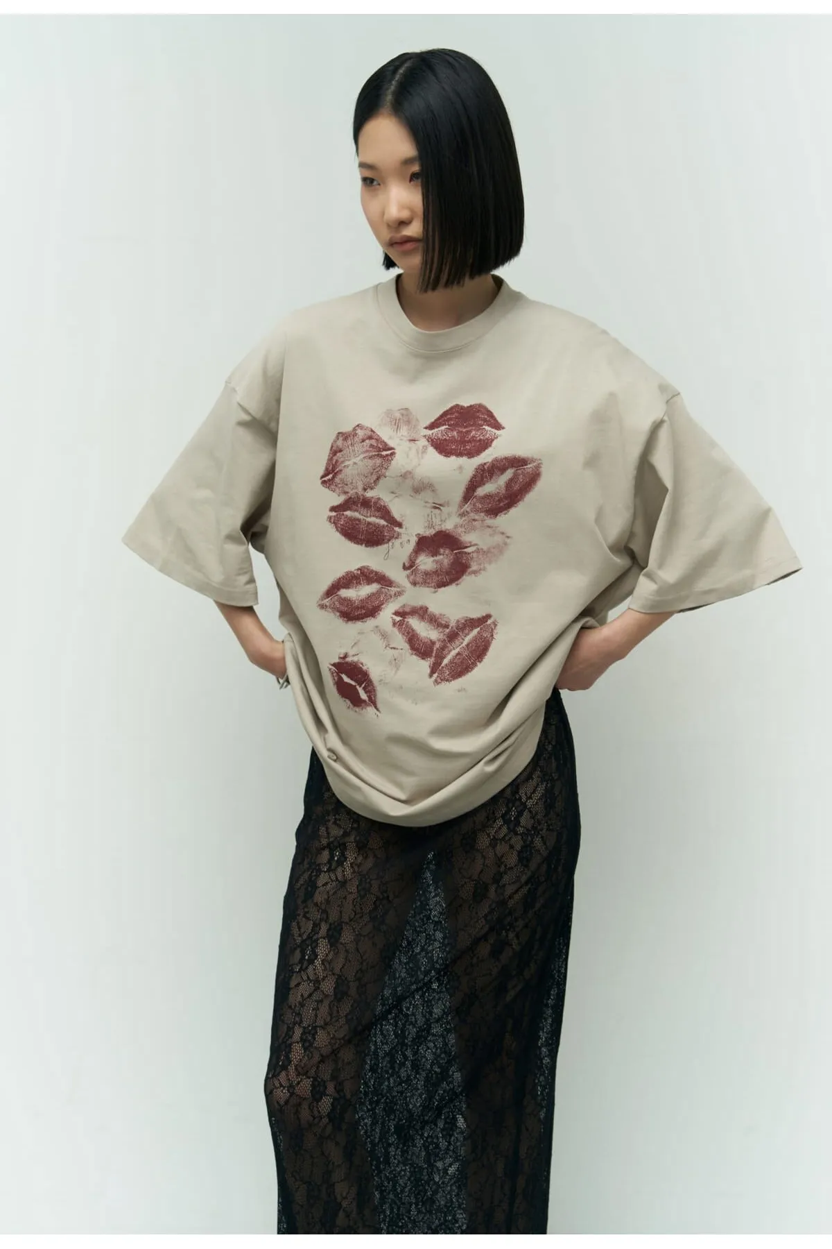 MAİ COLLECTİON  Beiges Oversize-T-Shirt mit Lippen