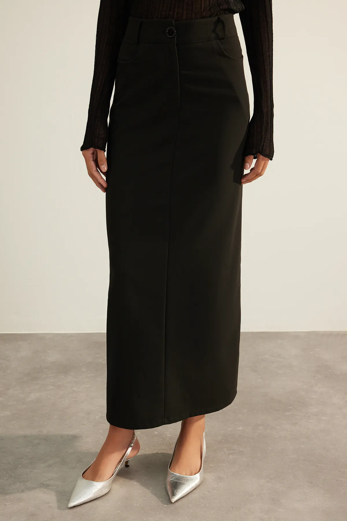 Trendyol Collection  Schwarzer, hochwertiger, hochwertiger Midi-Webrock mit hoher Taille und Schlitzdetail hinten TWOAW24ET00106
