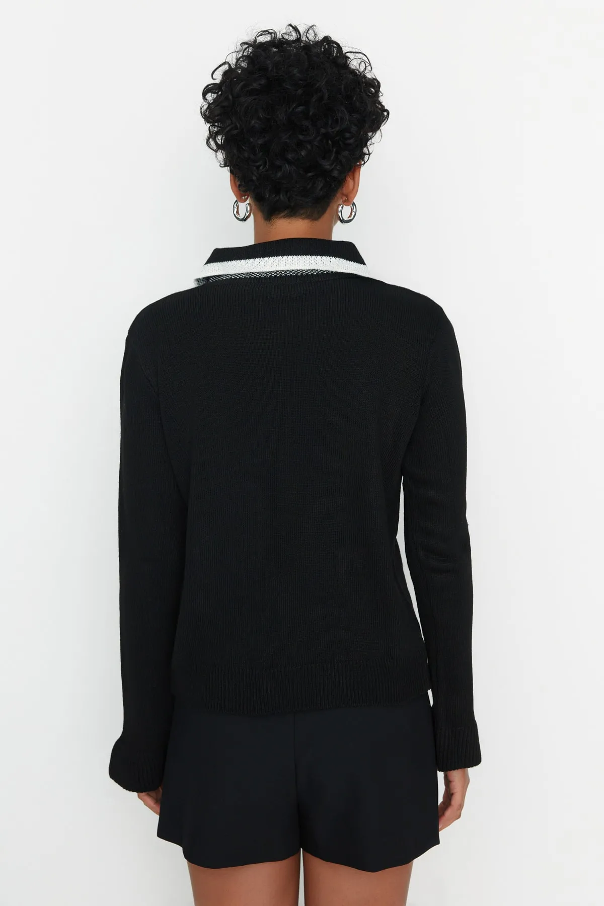 Trendyol Collection  Schwarzer Strickpullover mit Farbblockdesign TWOAW23KZ0039