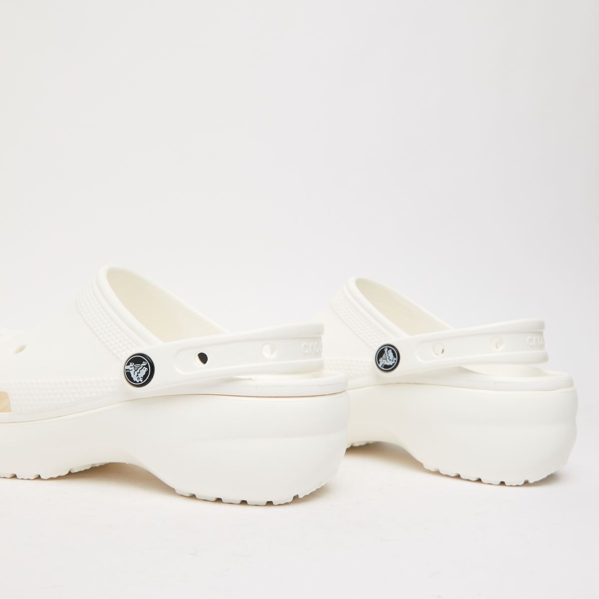 Crocs Classic platformos klumpa szandál fehér színben