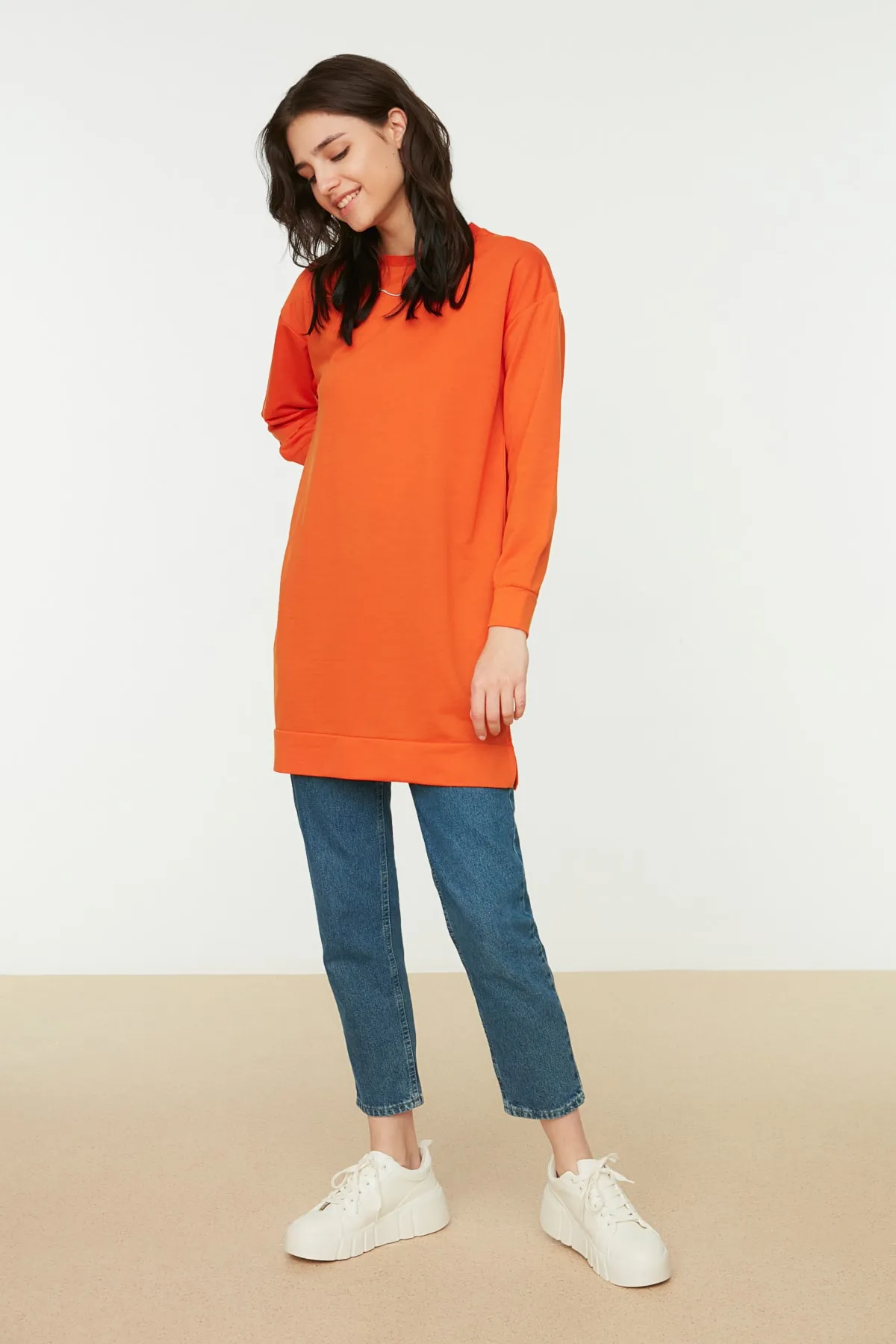 Trendyol Modest  Orangefarbenes Basic-Strick-Sweatshirt mit Rundhalsausschnitt und Schlitz und detailliertem Ausschnitt TCTAW22TW0138