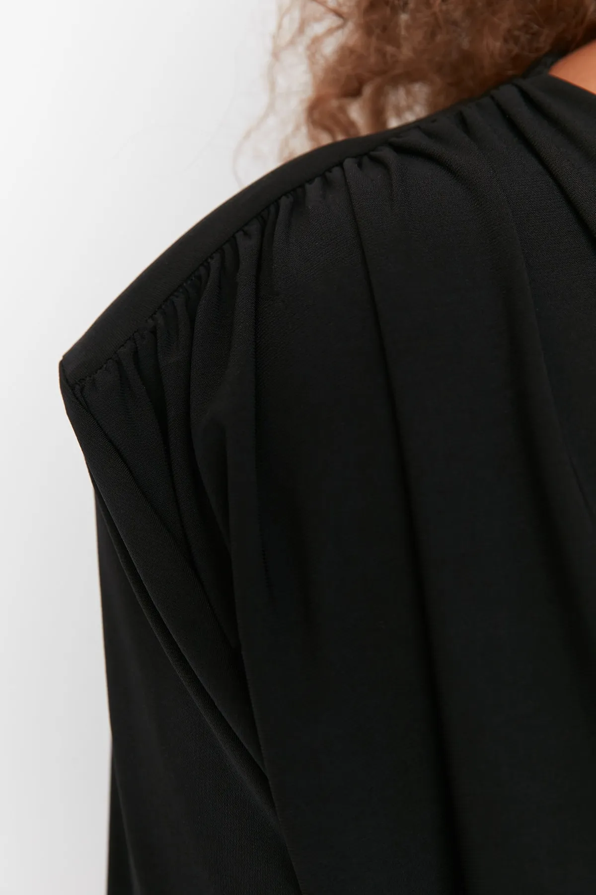 Trendyol Curve  Schwarzer wattierter zweireihiger Strickbody mit Druckknopfverschluss TBBAW23CS00014
