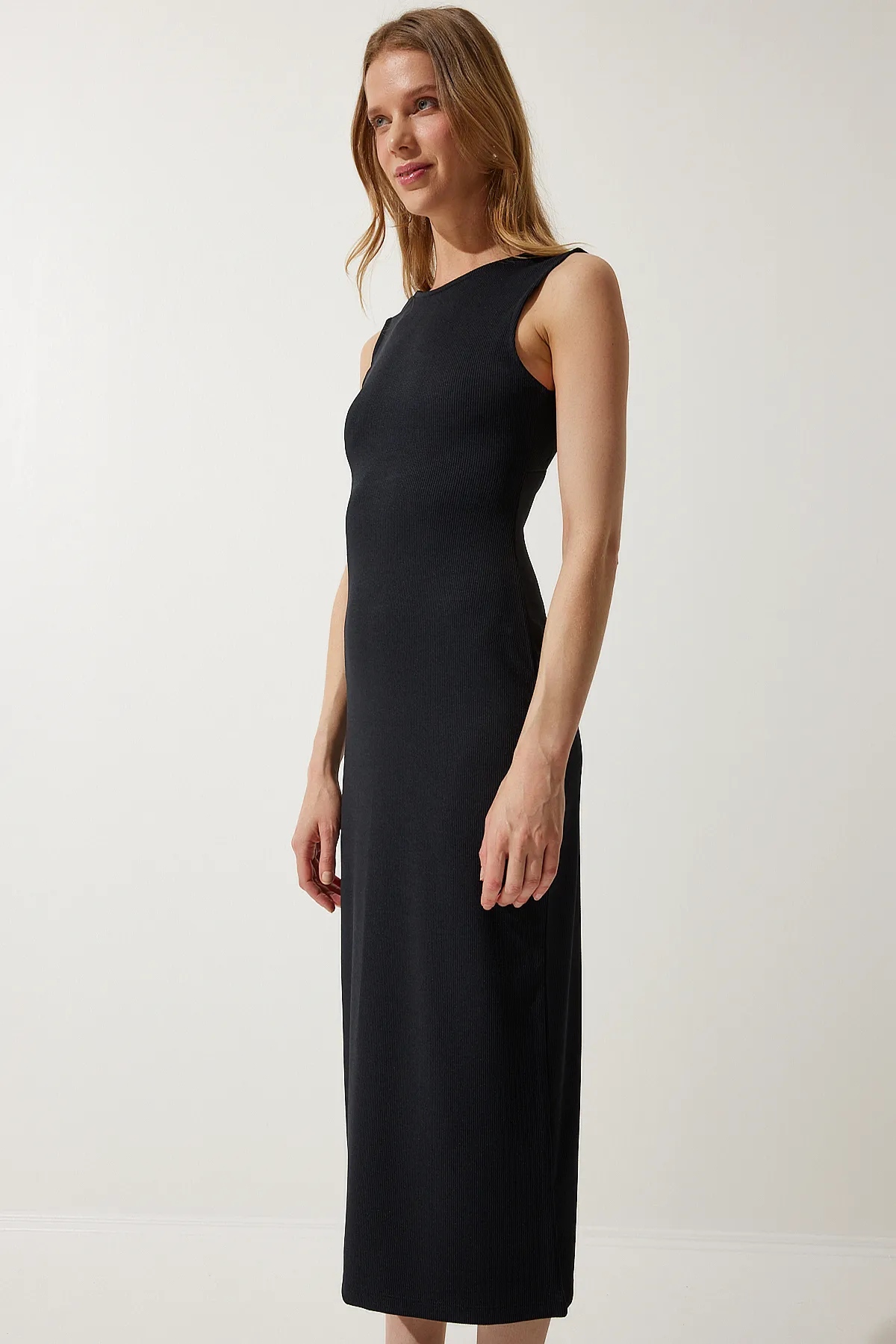 Happiness İstanbul  Schwarzes, rückenfreies, geripptes Strickkleid für Damen MC00267