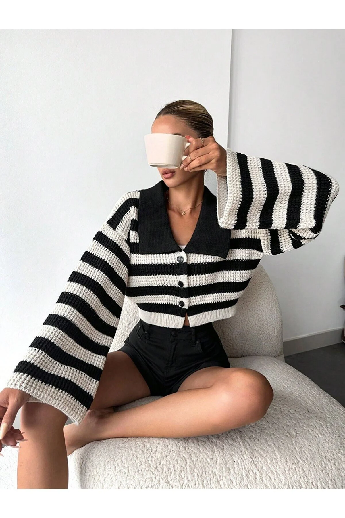Modamorfo  Gestreifter, durchbrochener Cardigan mit breitem Kragen