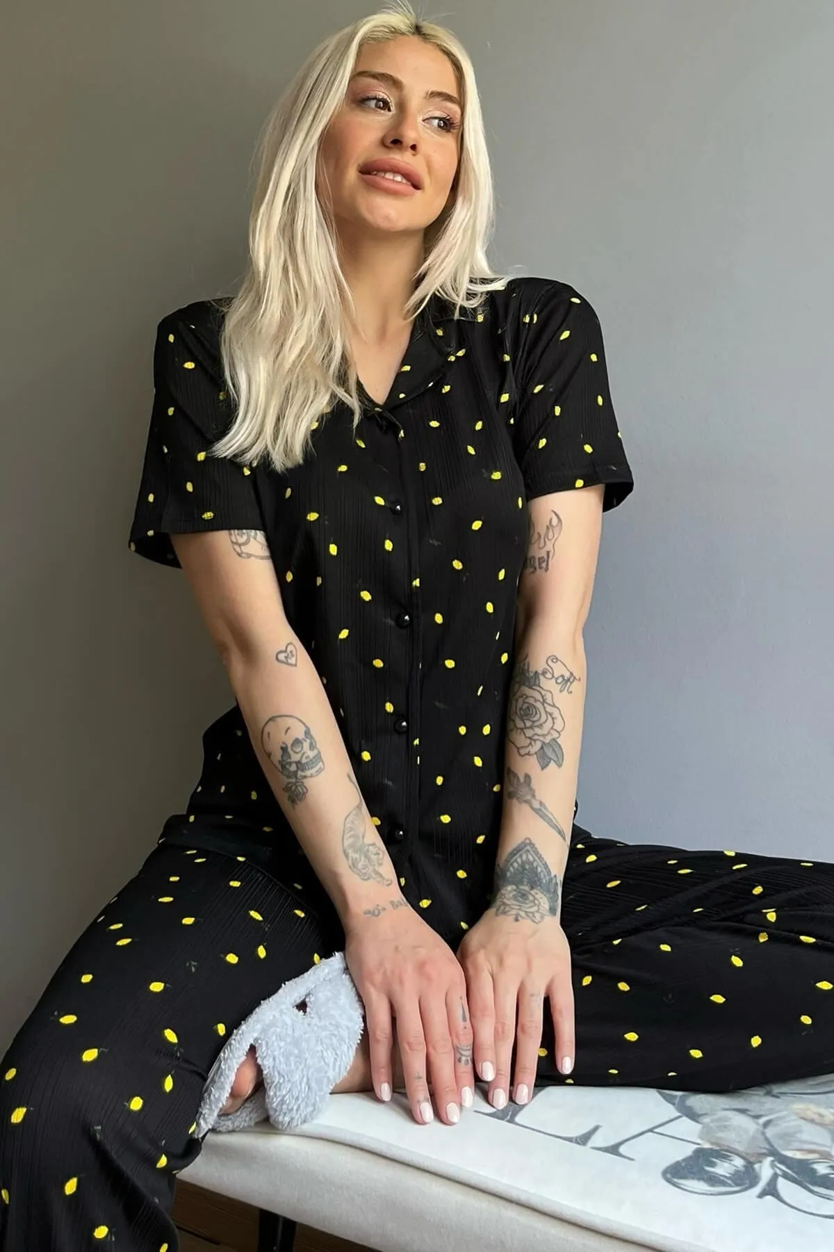 Pijamaevi  Kurzarm-Damenpyjama-Set mit Zitronenmuster und gestrickter Vorderseite mit Knöpfen