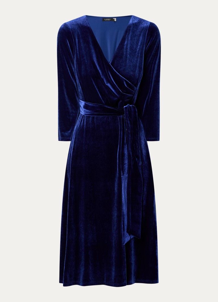 Minivestido cruzado de terciopelo de Ralph Lauren con cinturón del mismo tejido.