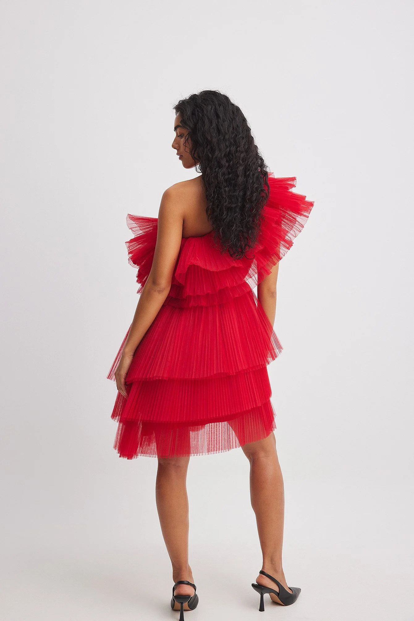 Asymmetrisches voluminöses One-Shoulder-Kleid