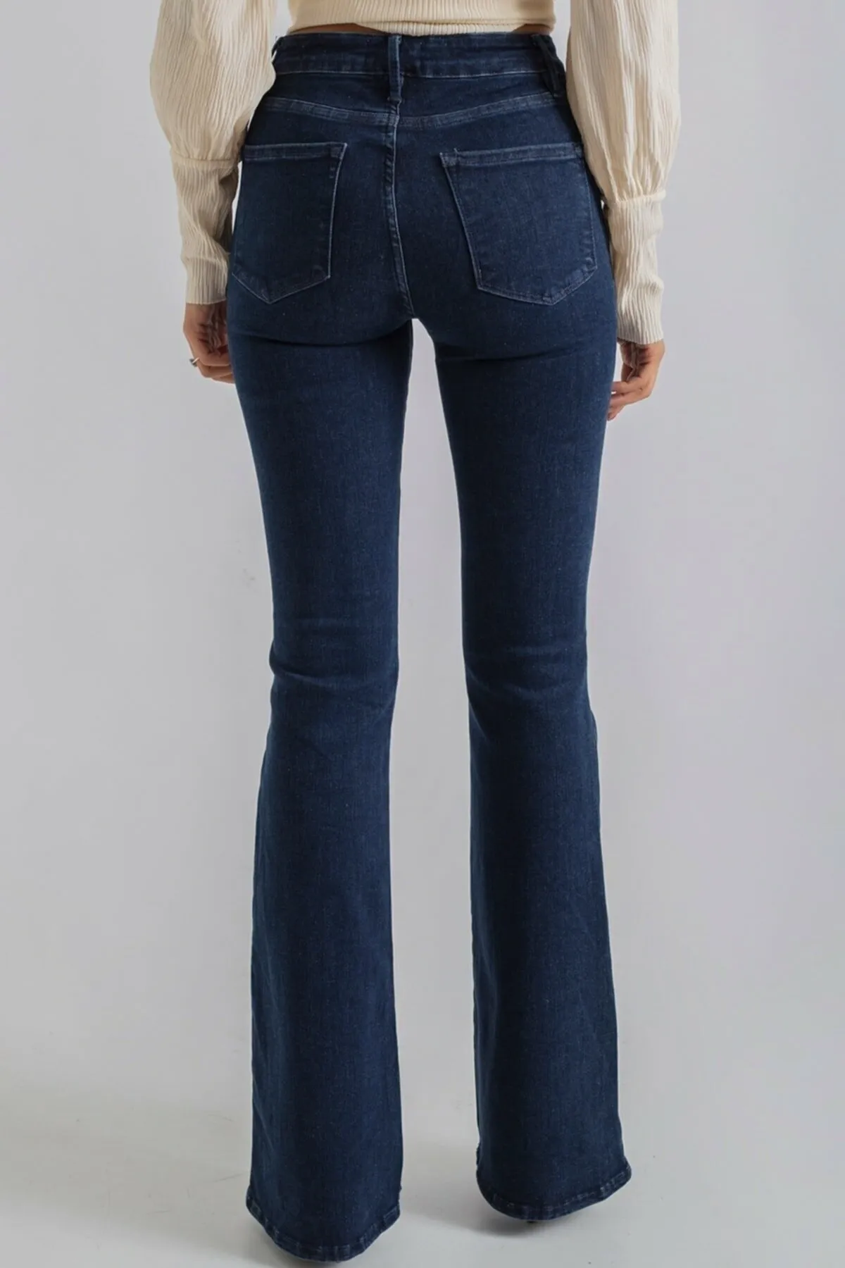 LİMABEL  Jeans mit ausgestelltem Bein. Dunkelblaue Jeans mit ausgestelltem Bein. Jeans mit hoher Taille. Blaue Schlagjeans