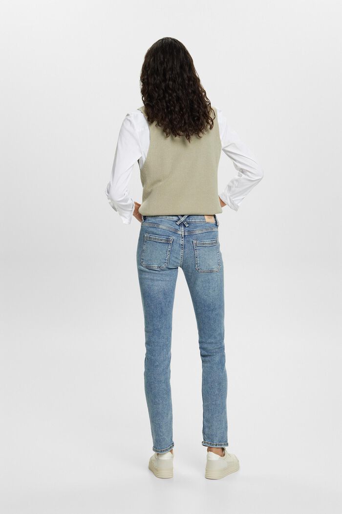 Recycelt: Schmale Jeans mit mittelhohem Bund