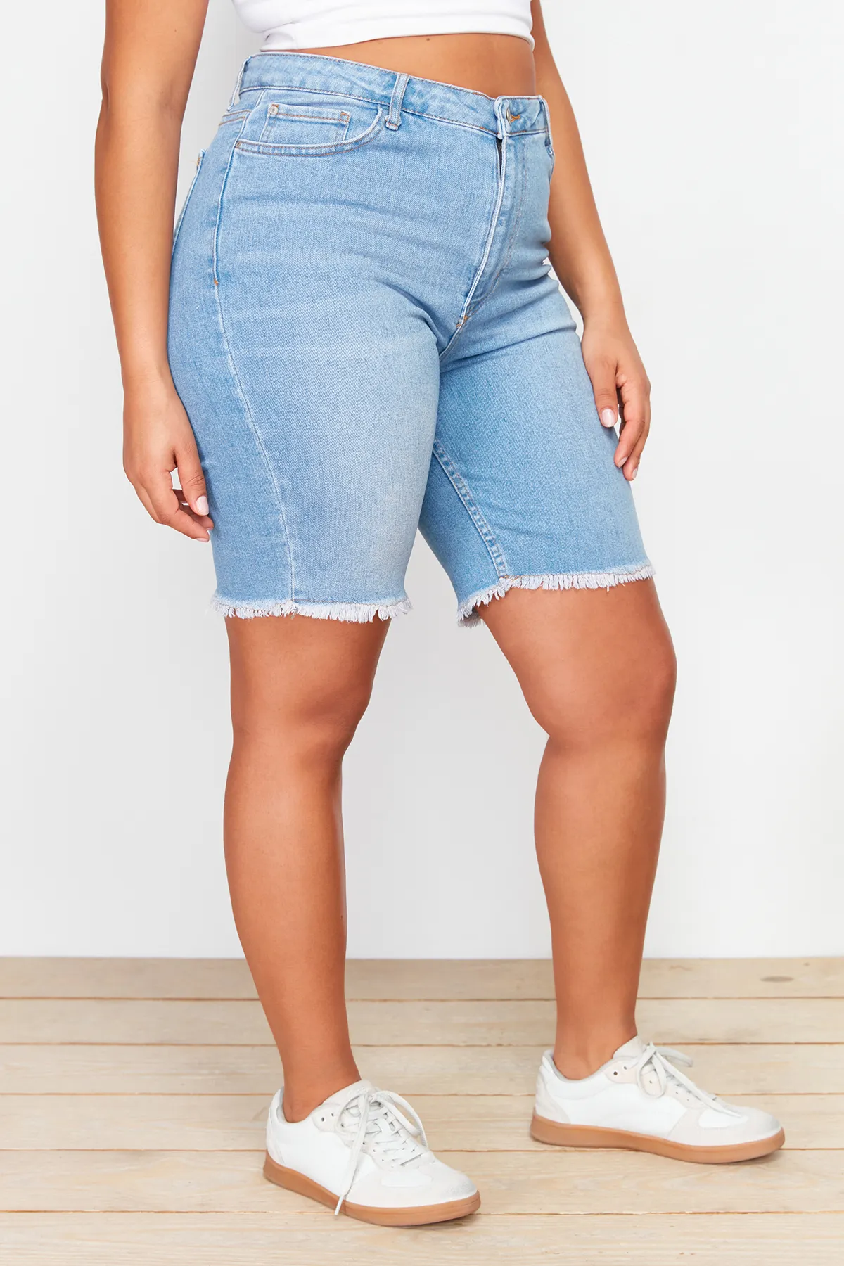 Trendyol Curve  Blaue, dehnbare Skinny-Jeansshorts mit Quasten und Details am Bein TBSSS24AP00012
