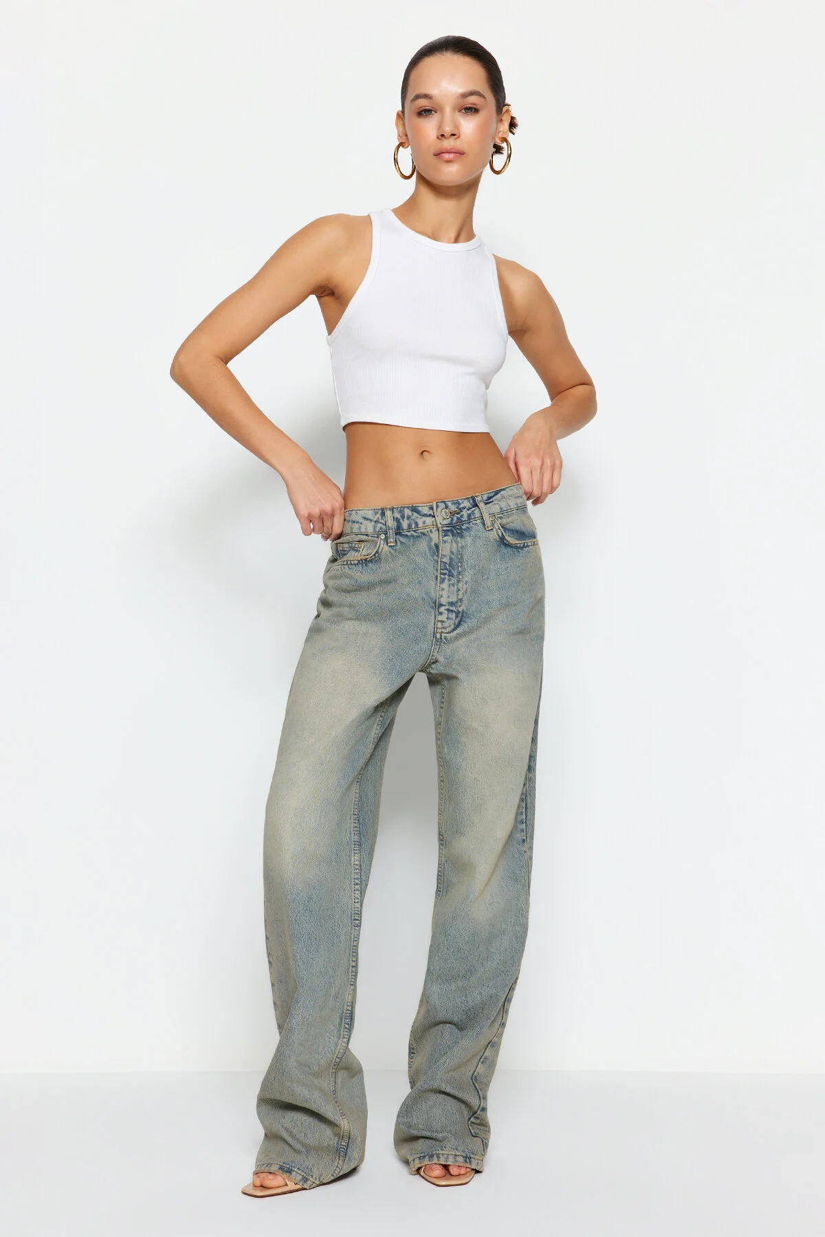 Trendyol Collection  Blaue Pale Eekt Vintage-Jeans mit niedriger Taille und weitem Bein TWOSS24JE00032