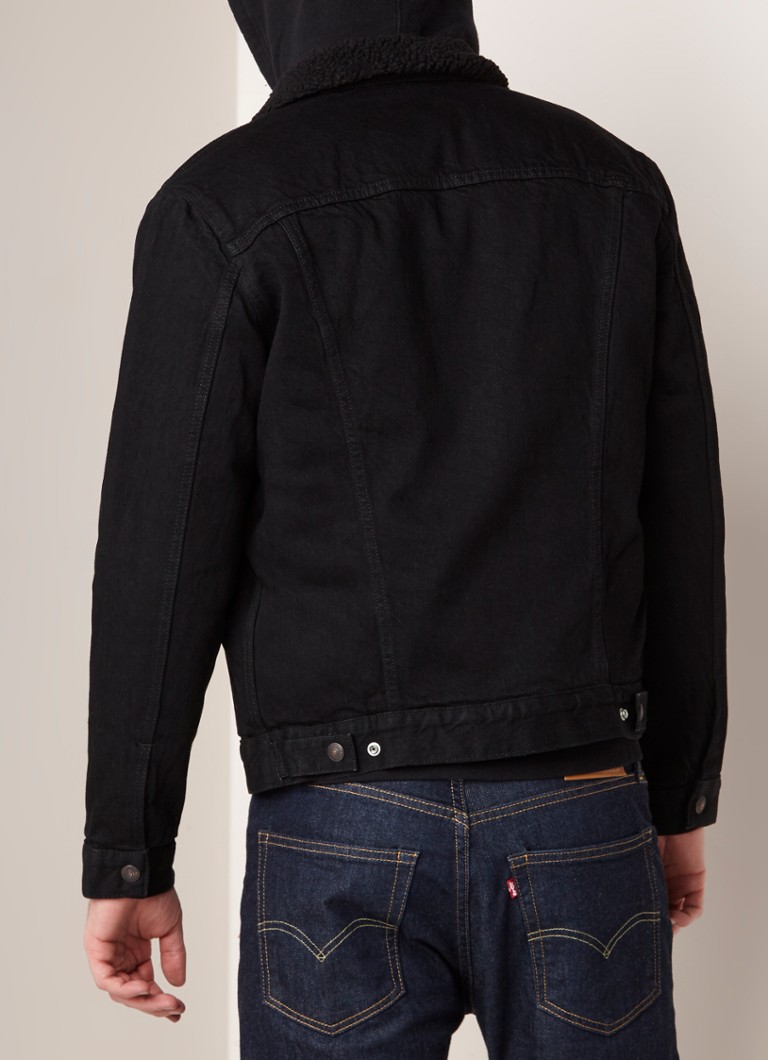 Jachetă din denim Levi's type 3 cu căptușeală din sherpa și fleece.