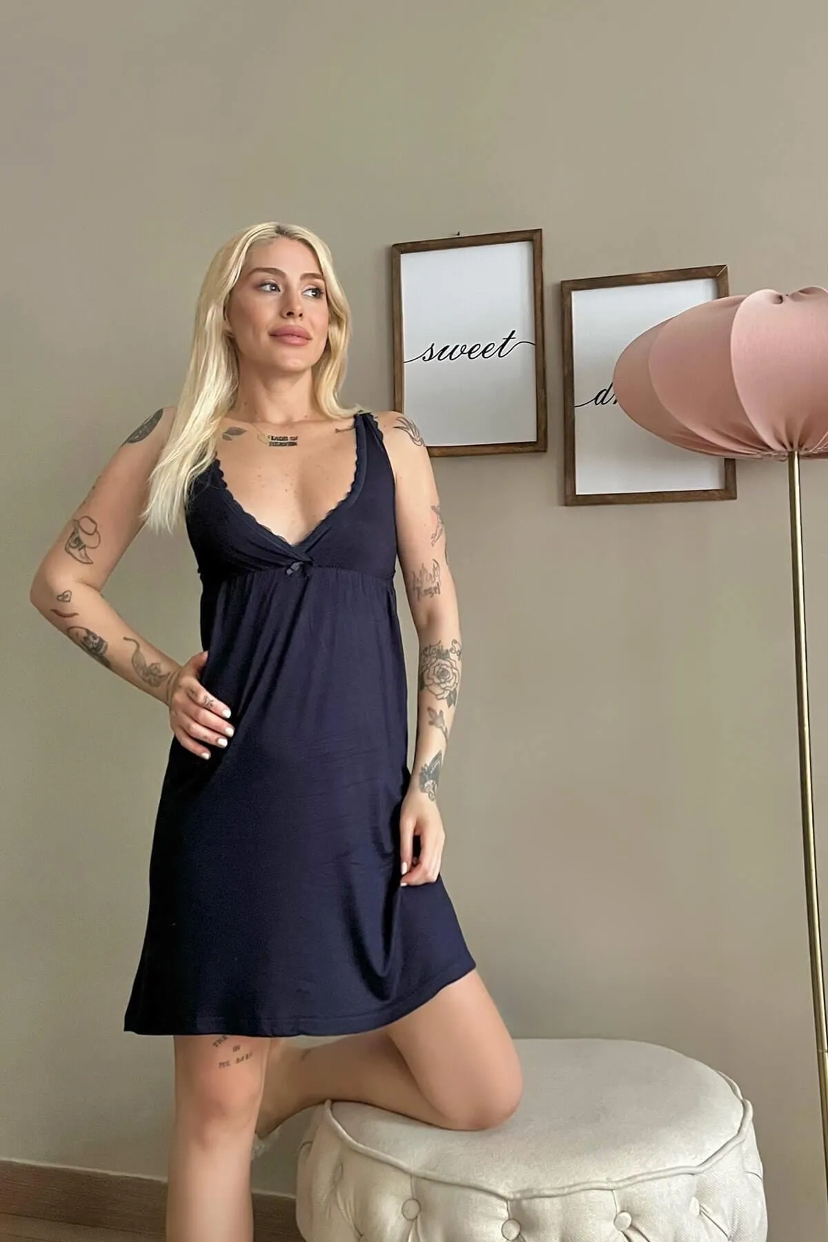Pijamaevi  Marineblaues Damen-Nachthemd mit dicken Trägern und Spitze
