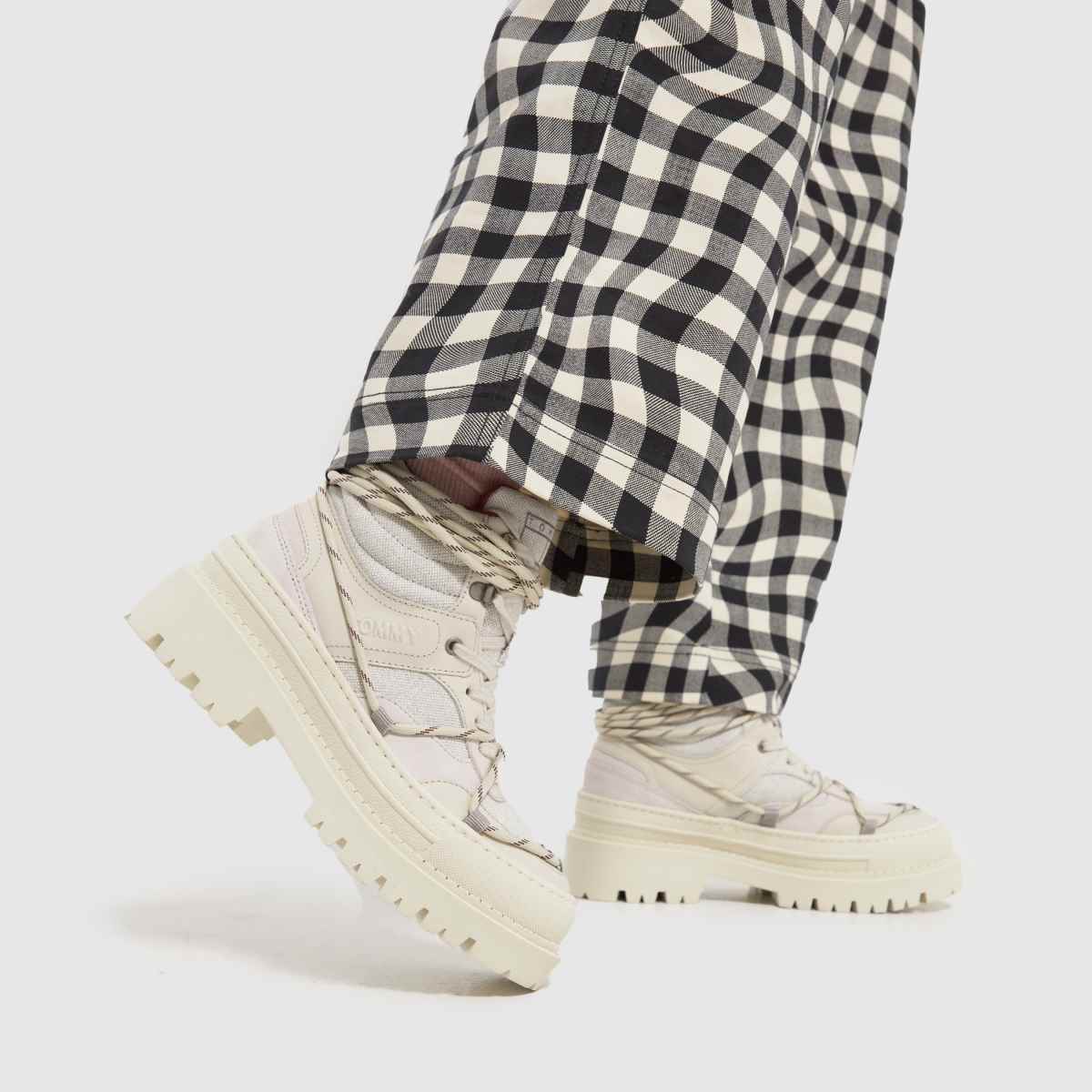 Tommy Jeans hibrid csizma kő színben