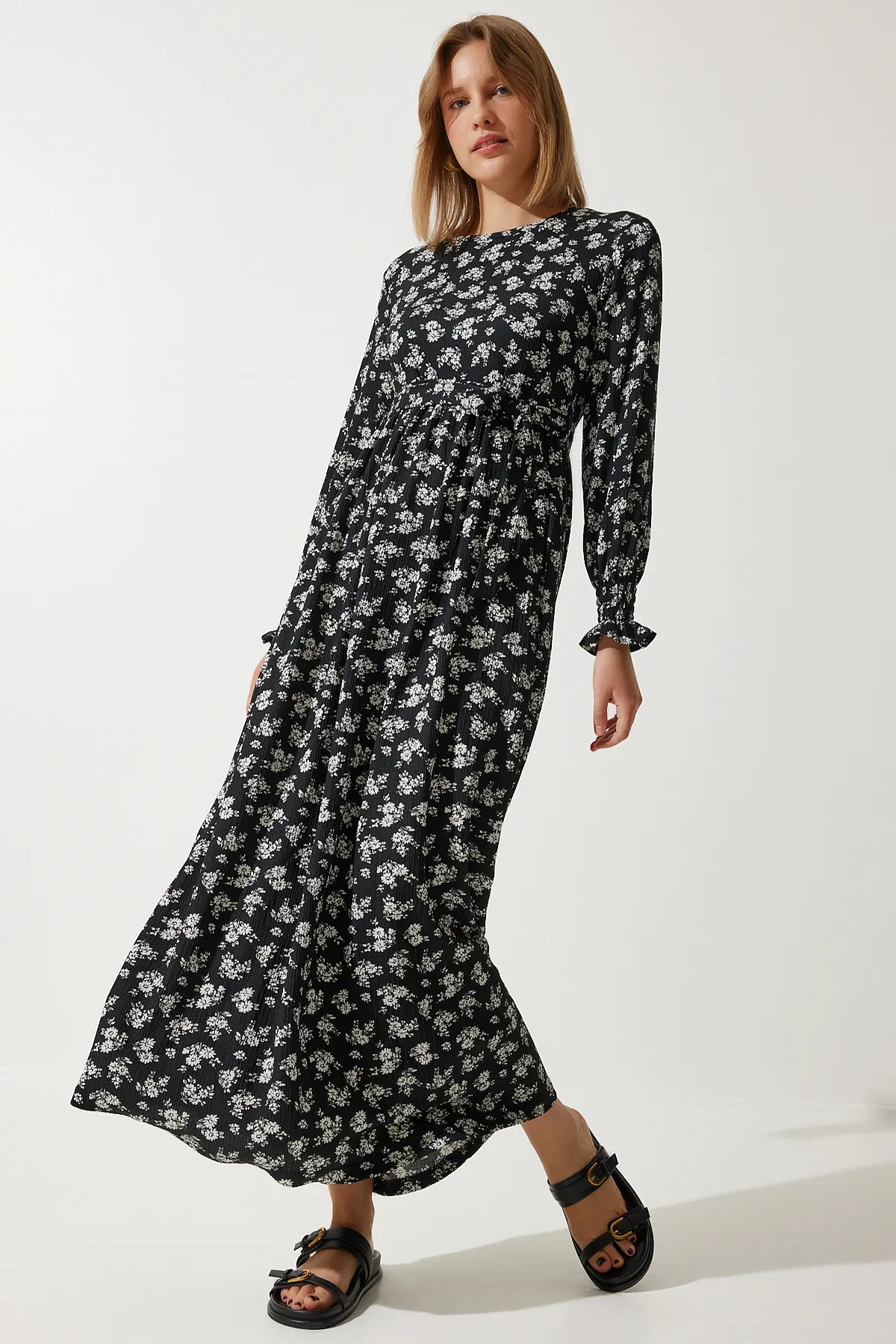 Happiness İstanbul  Schwarzes, langes Strickkleid mit Blumenmuster für Damen DD01322