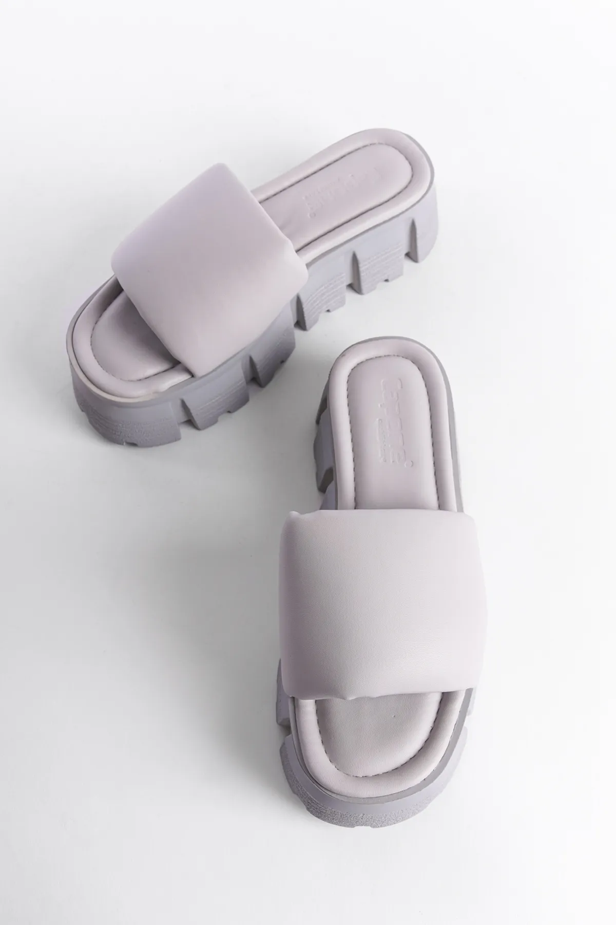 Capone Outfitters  Tello Damen-Hausschuhe mit Keilabsatz und einem Riemen