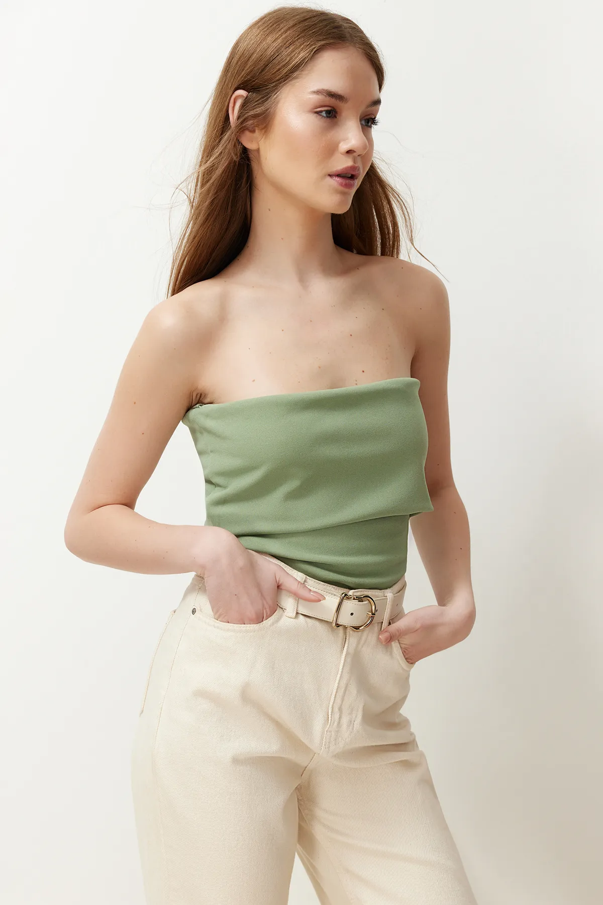 Trendyol Collection  Grüne Krepp-Strickbluse mit trägerlosem Kragen und seitlichem Reißverschluss TWOSS23BZ00928