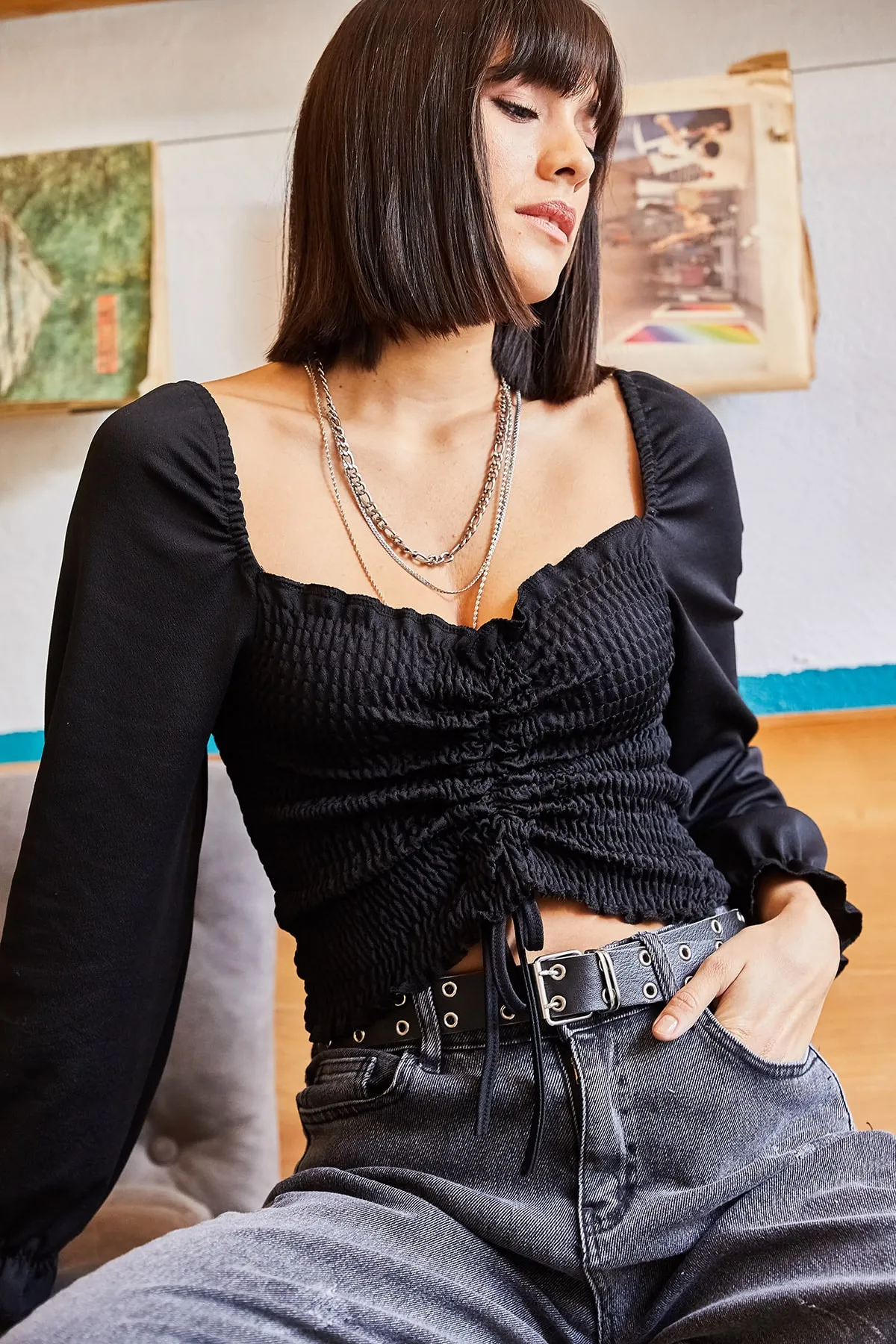 Olalook  Schwarze Damen-Strickbluse mit geraffter Vorderseite BLZ-19001183