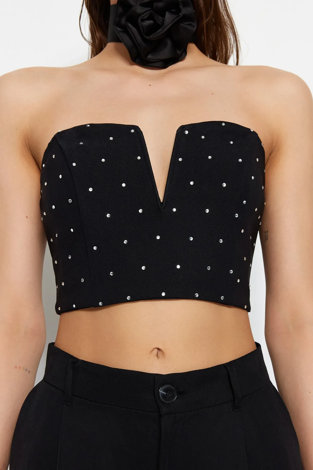 Trendyol Collection  Schwarzes Crop-Bustier mit glänzendem Stein TPRSS23BS00130/Schwarz