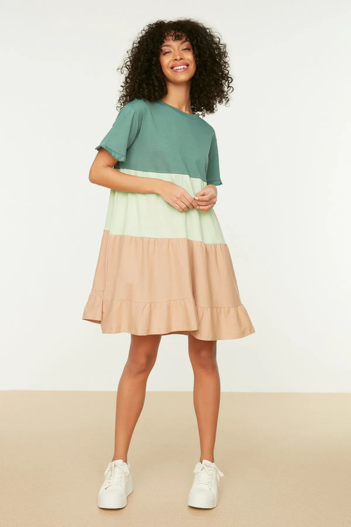 Trendyol Collection  Grünes, einfarbiges Mini-Strickkleid aus 100 % Baumwolle in Blockfarben TWOSS20EL1638