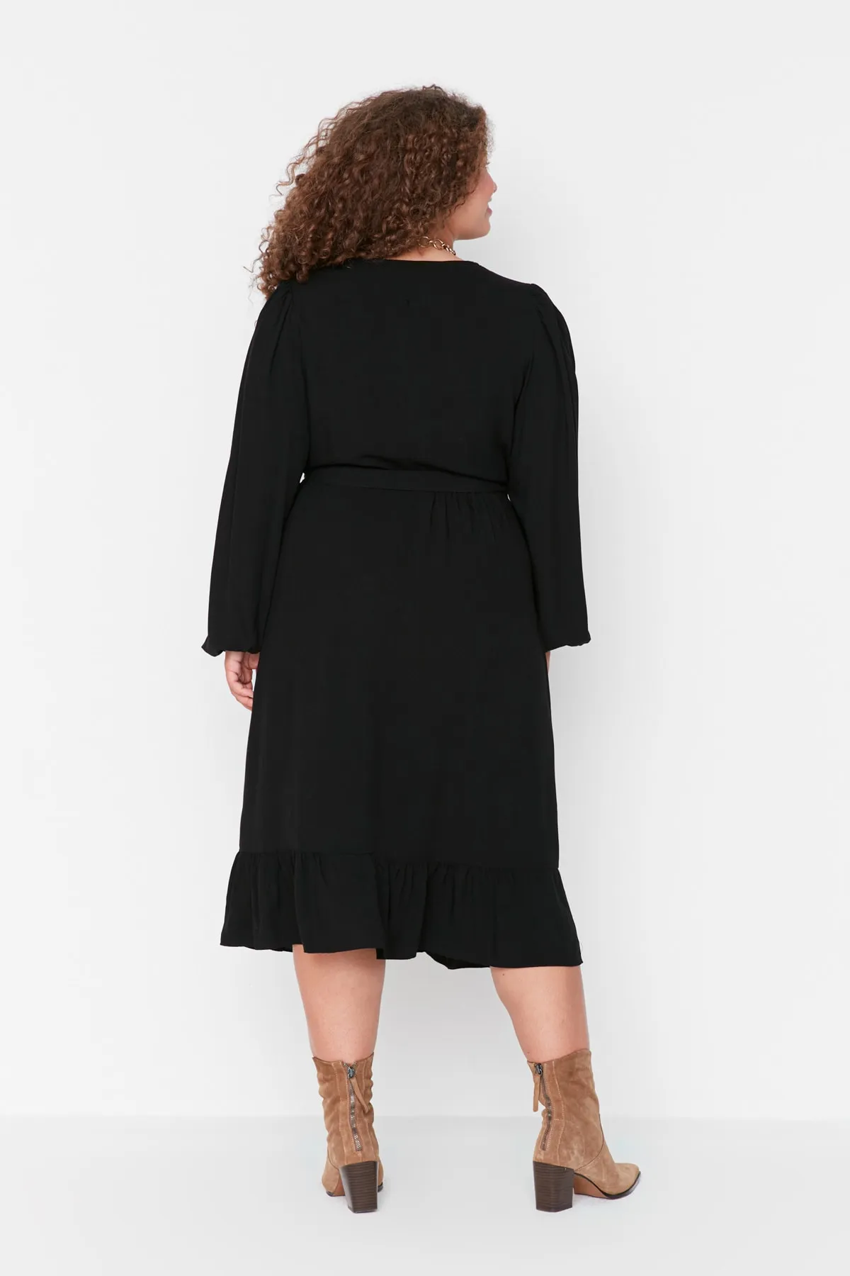 Trendyol Curve  Schwarzes, zweireihiges Midi-Webkleid in Übergröße mit Kragen und A-Linie TBBAW23AH00104