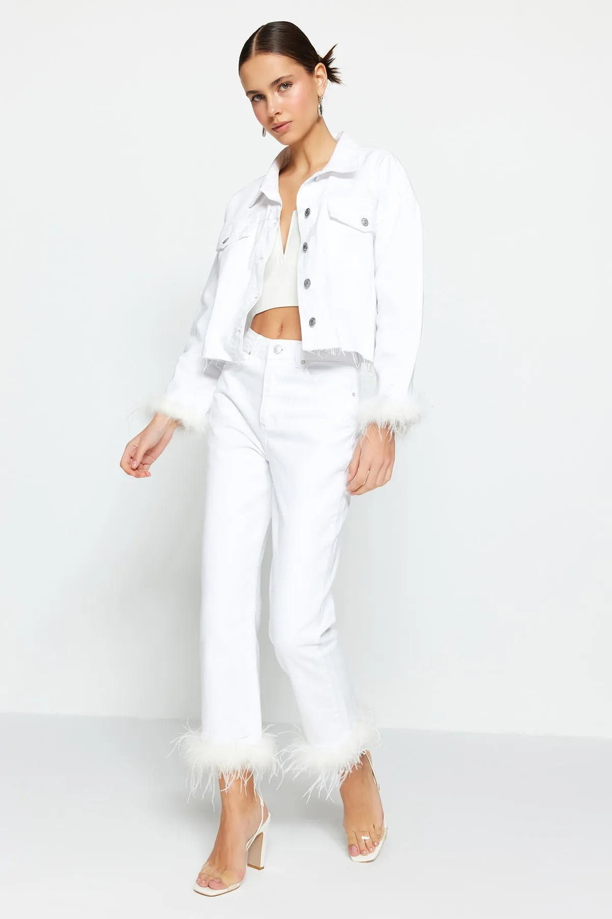 Trendyol Collection  Weiße Jeans mit hoher Taille und geradem Bein und Federdetail TWOSS23JE00208