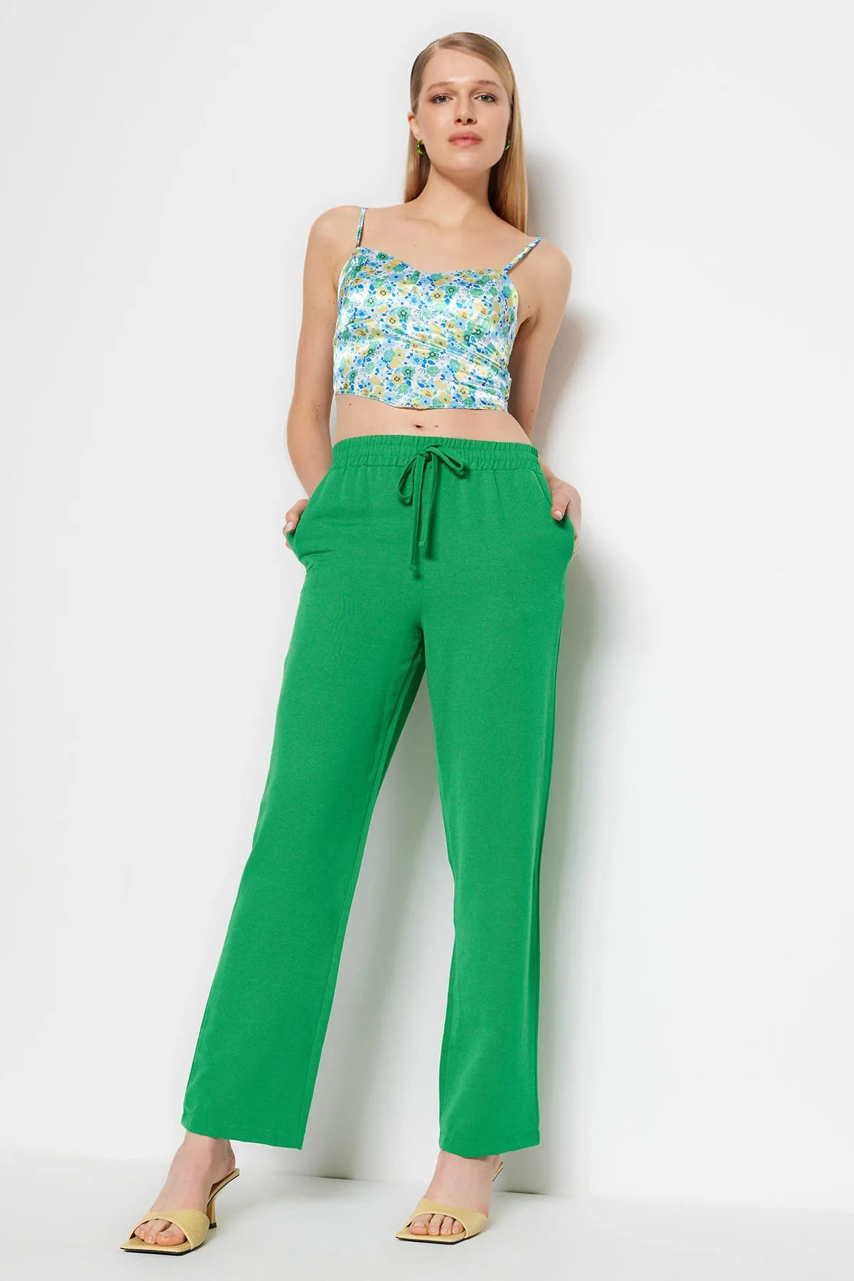 Trendyol Collection  Grüne gewebte Bindehose TWOSS23PL00032