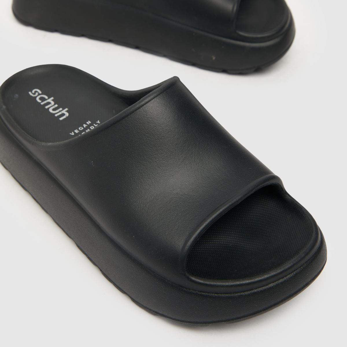 Schuh Tatia sandali z drsnikom in všitim vložkom v črni barvi