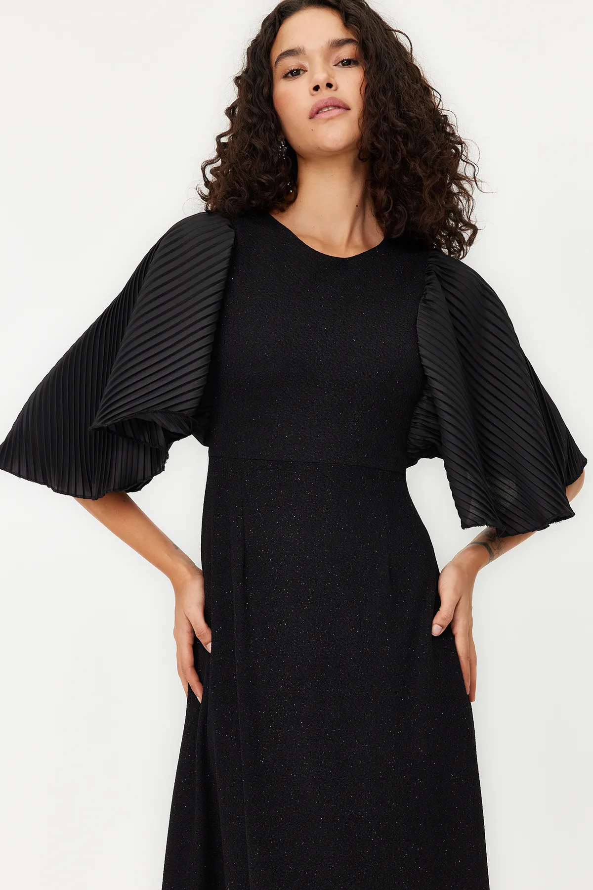 Trendyol Modest  Schwarzes, glitzerndes, elegantes Abendkleid mit Fledermausärmeln TCTSS24DB00042