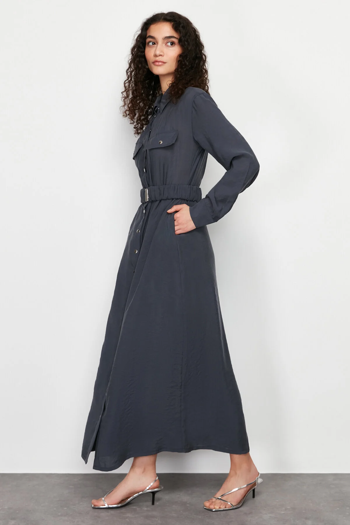 Trendyol Modest  Anthrazitfarbenes, schlicht gewebtes Hemdkleid TCTSS24EB00152