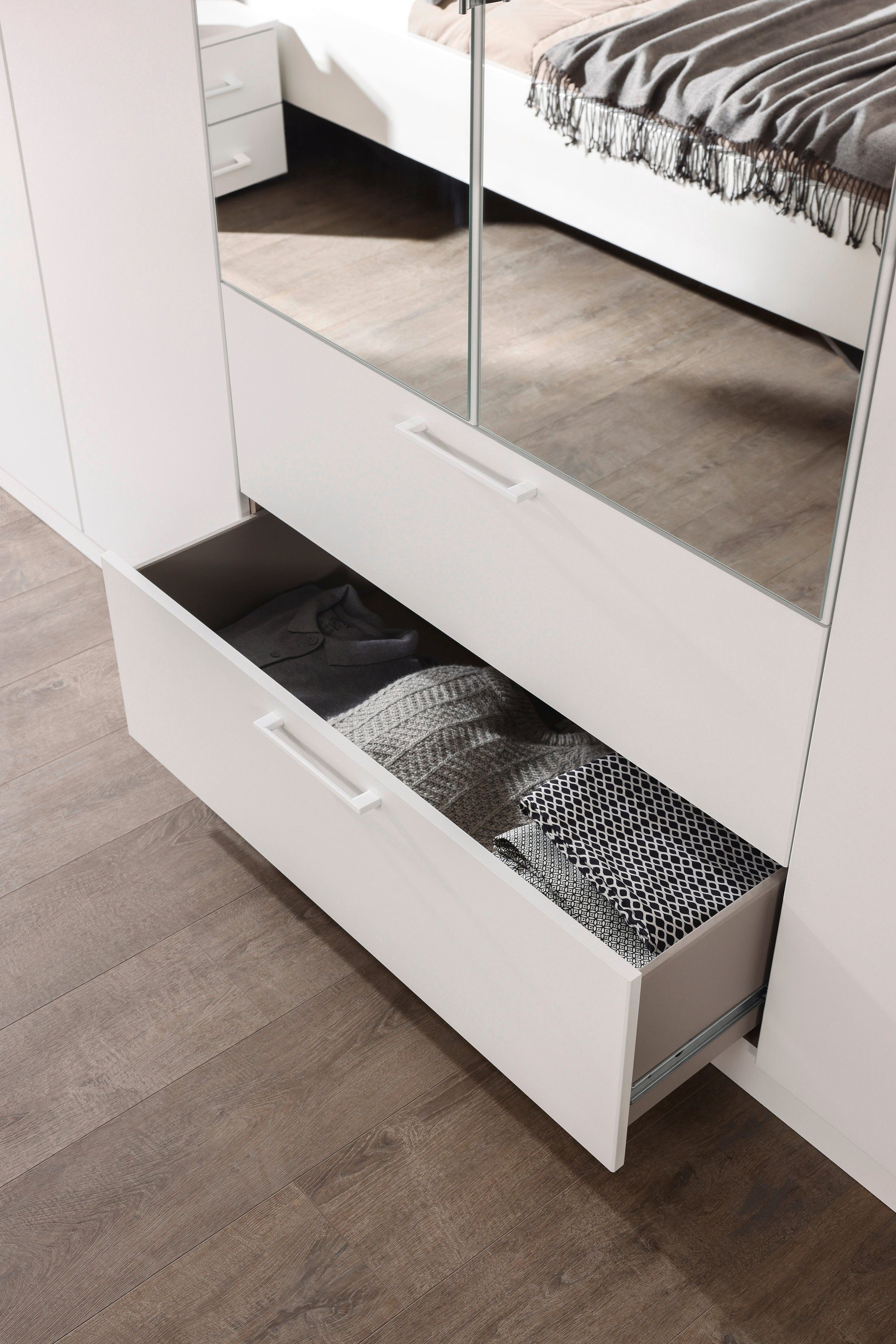 rauch Schlafzimmer-Set Challenger, Schrank mit Spiegel in 2 Breiten, Bett in 3 Breiten und 2 Nachttische